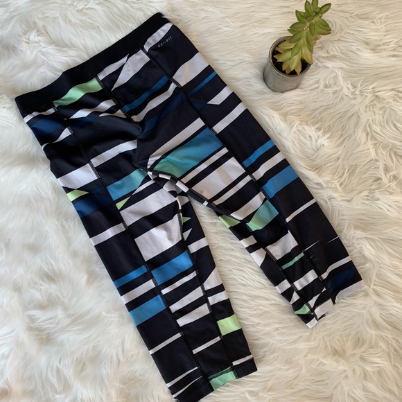 Nike Pro Dri-Fit Capri Fitted Striped Leggings - Picture 5 of 7